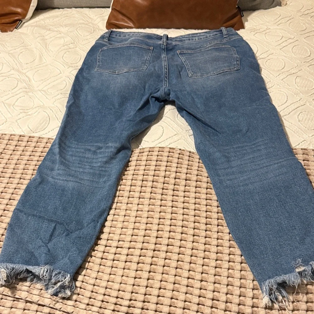 High Rise Distressed Cropped Blue Jeans - Picture 3 of 4